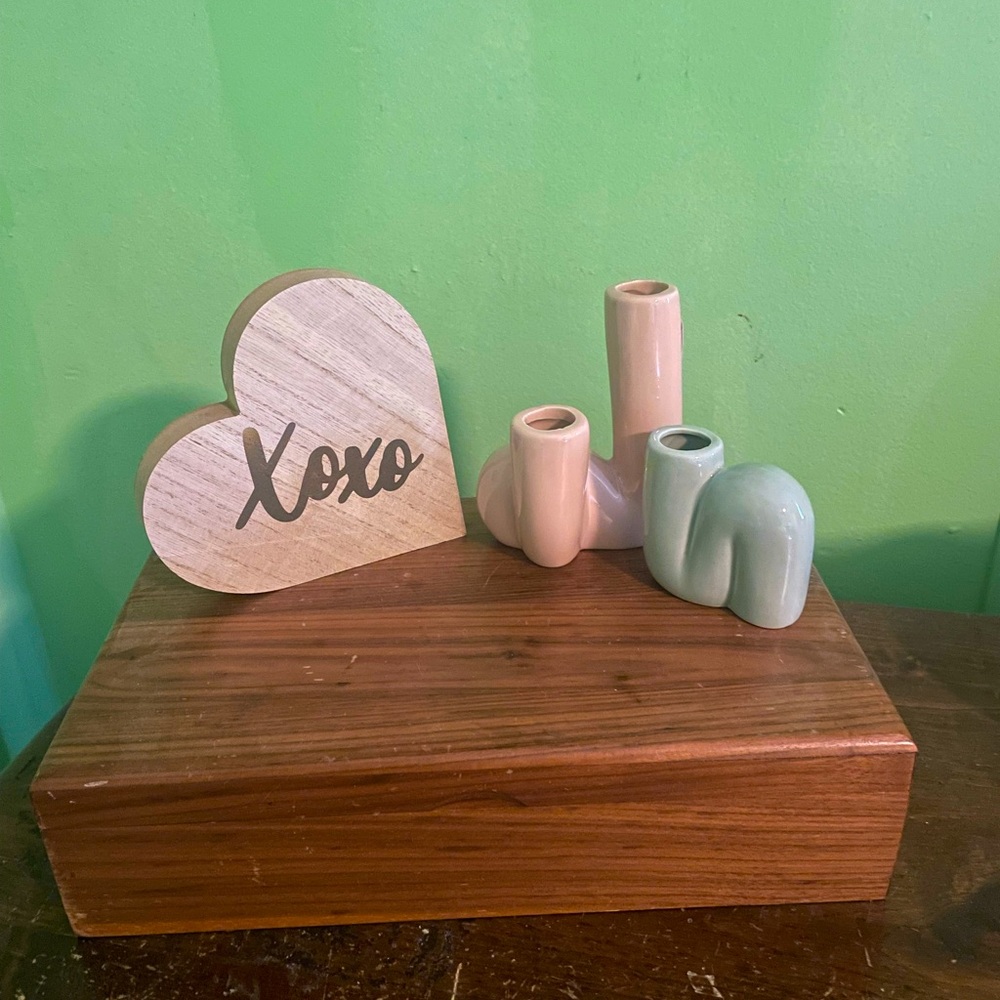 “XOXO” wooden table decor
